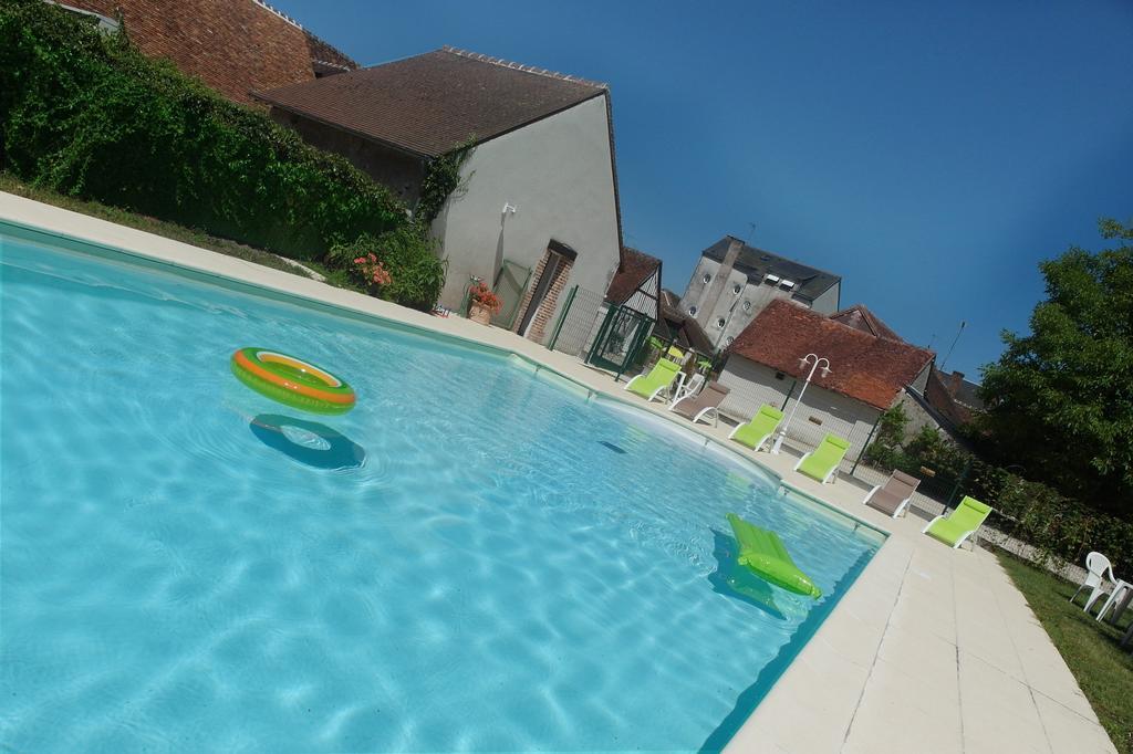 Logis Hotel Du Cygne Bracieux Eksteriør billede